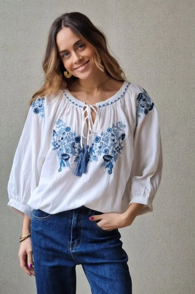 Blusa blanca con bordados azules