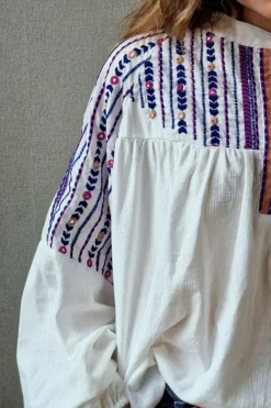 Blusa blanca con bordados y espejitos azul