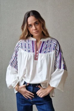 Blusa blanca con bordados y espejitos azul