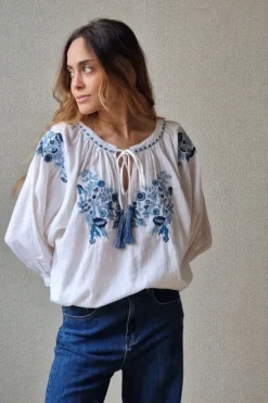 Blusa blanca con bordados azules