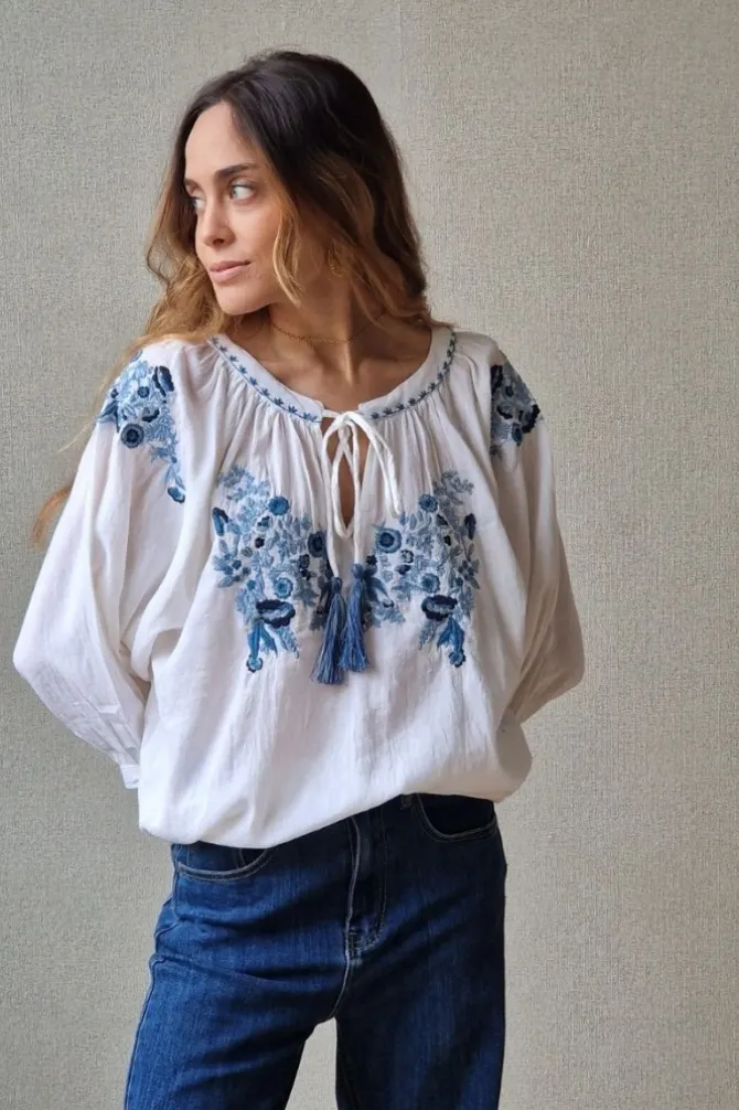 Blusa blanca con bordados azules