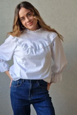 Blusa blanca con volante en el cuello y mangas