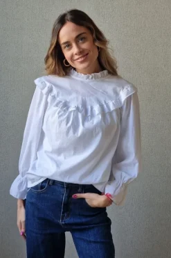 Blusa blanca con volante en el cuello y mangas