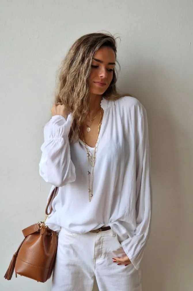 Blusa blanca detalle volante
