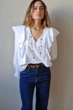 Blusa con flores bordadas y volante blanca
