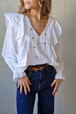 Blusa con flores bordadas y volante blanca