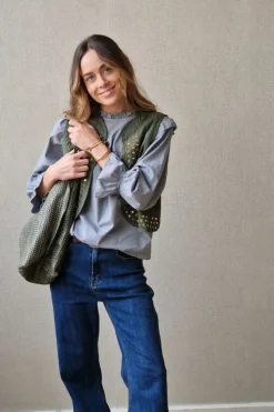 Blusa con volante en el cuello y mangas gris medio