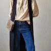Blusa con volante en el cuello y mangas beige