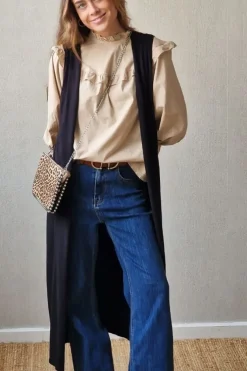 Blusa con volante en el cuello y mangas beige