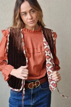 Blusa con volante en el cuello y mangas coral
