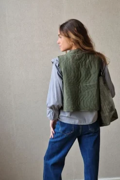 Blusa con volante en el cuello y mangas gris medio