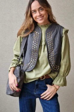 Blusa con volante en el cuello y mangas verde militar