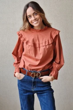 Blusa con volante en el cuello y mangas coral