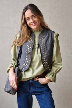 Blusa con volante en el cuello y mangas verde militar