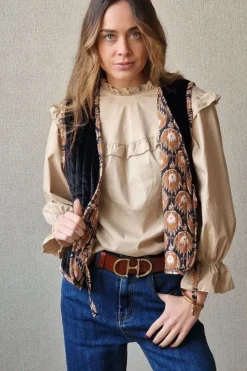 Blusa con volante en el cuello y mangas beige