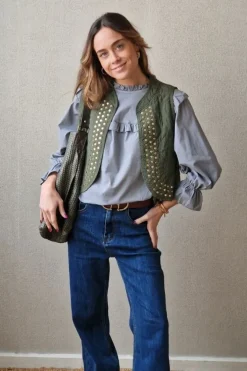 Blusa con volante en el cuello y mangas gris medio
