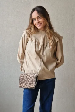 Blusa con volante en el cuello y mangas beige