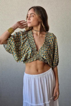 blusa corta goma azul y mostaza