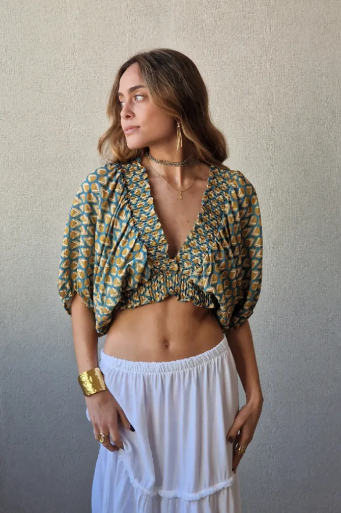 blusa corta goma azul y mostaza