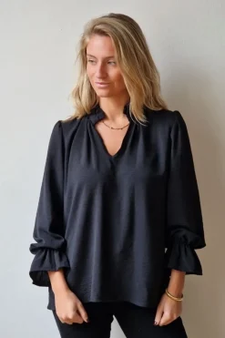 Blusa crepe negra volantes