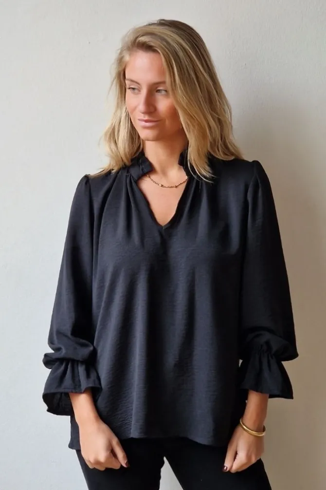 Blusa crepe negra volantes