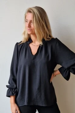 Blusa crepe negra volantes