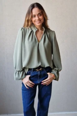 Blusa crepe verde militar volantes
