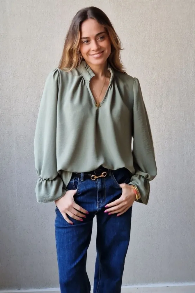 Blusa crepe verde militar volantes