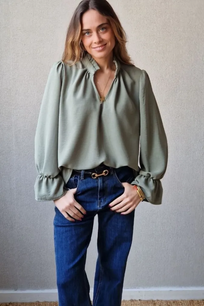Blusa crepe verde militar volantes