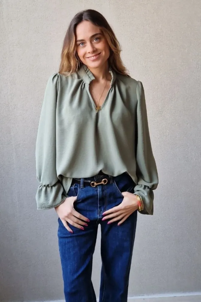 Blusa crepe verde militar volantes