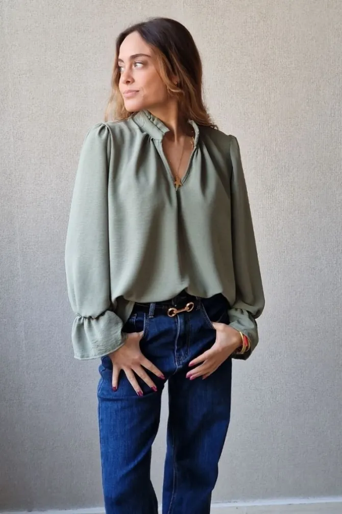 Blusa crepe verde militar volantes
