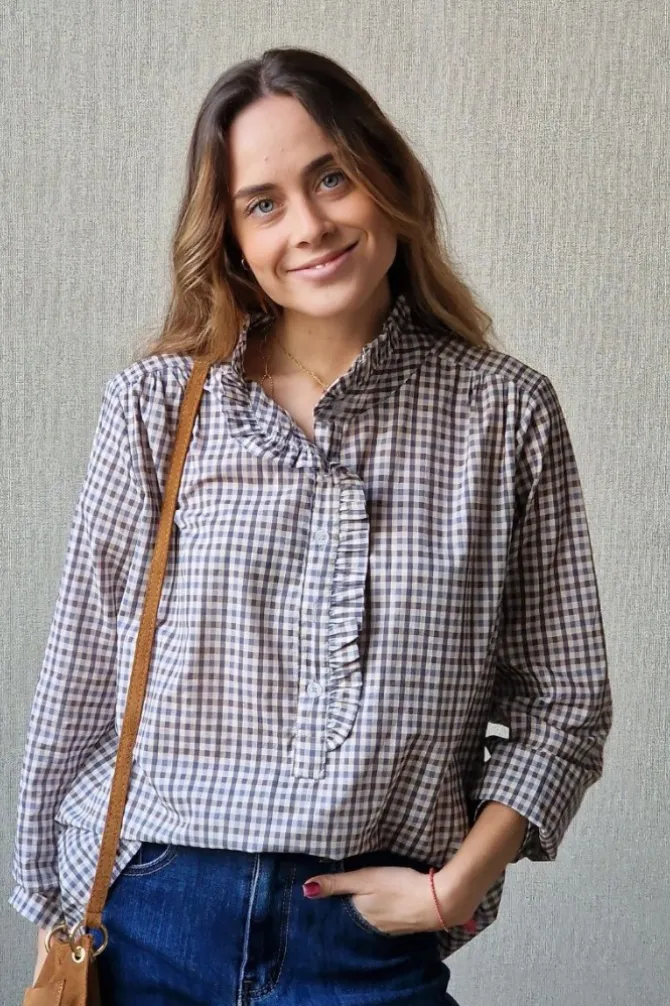 Blusa cuadros con volantes gris