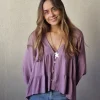 Blusa cuello pico con cortes lila