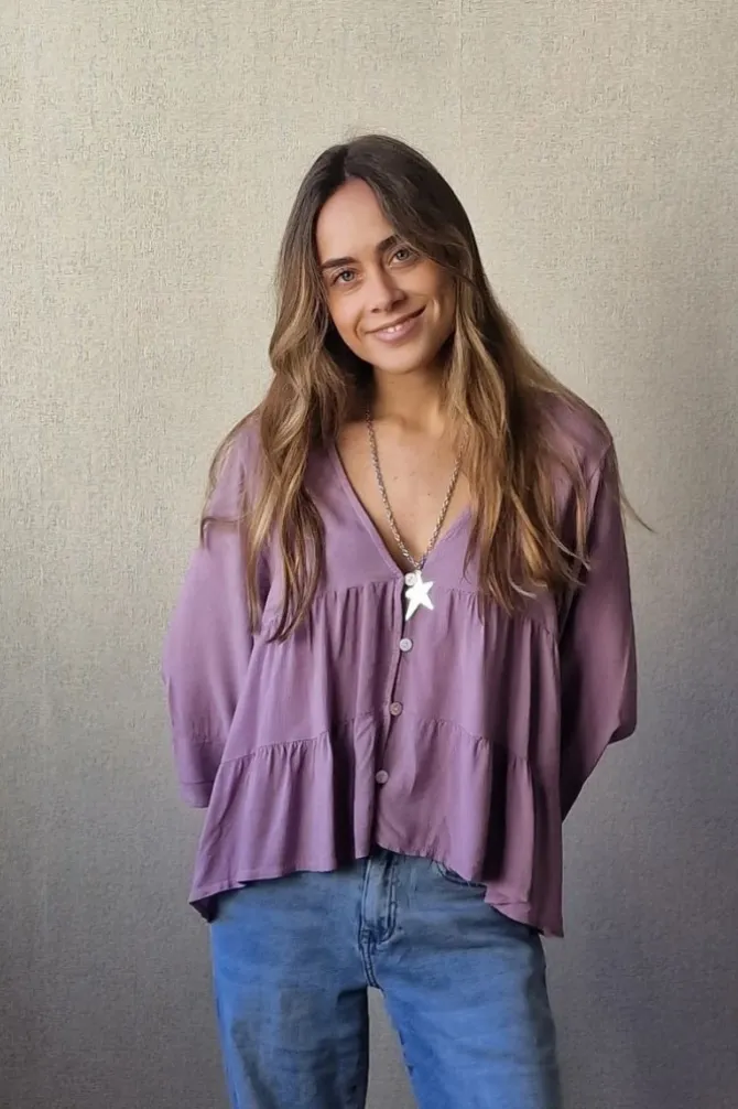 Blusa cuello pico con cortes lila