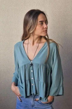 Blusa cuello pico con cortes verde