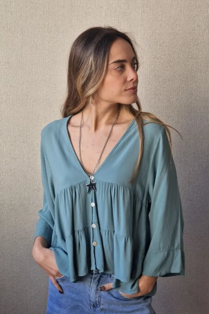 Blusa cuello pico con cortes verde