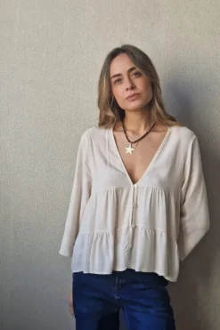 Blusa cuello pico con cortes beige