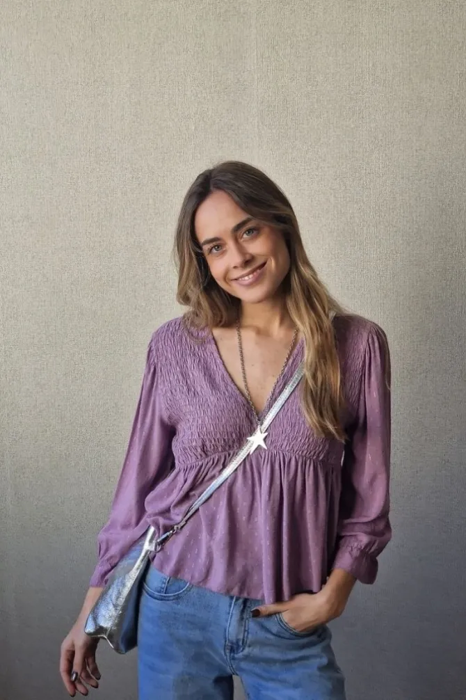 Blusa cuello pico con cortes lila