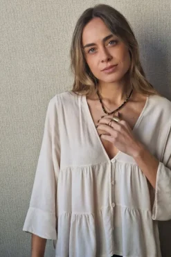 Blusa cuello pico con cortes beige