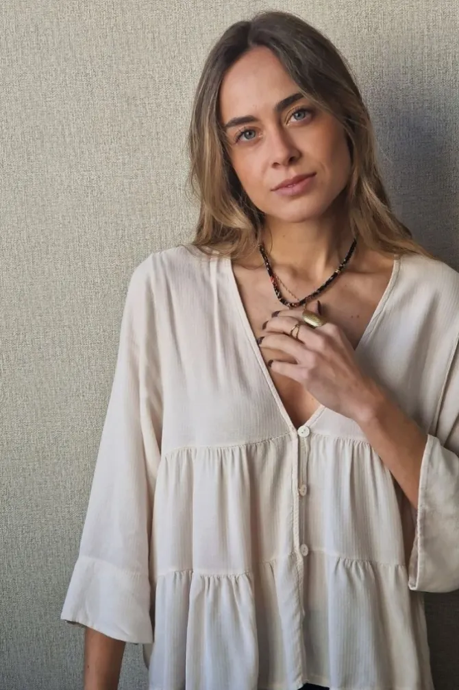 Blusa cuello pico con cortes beige