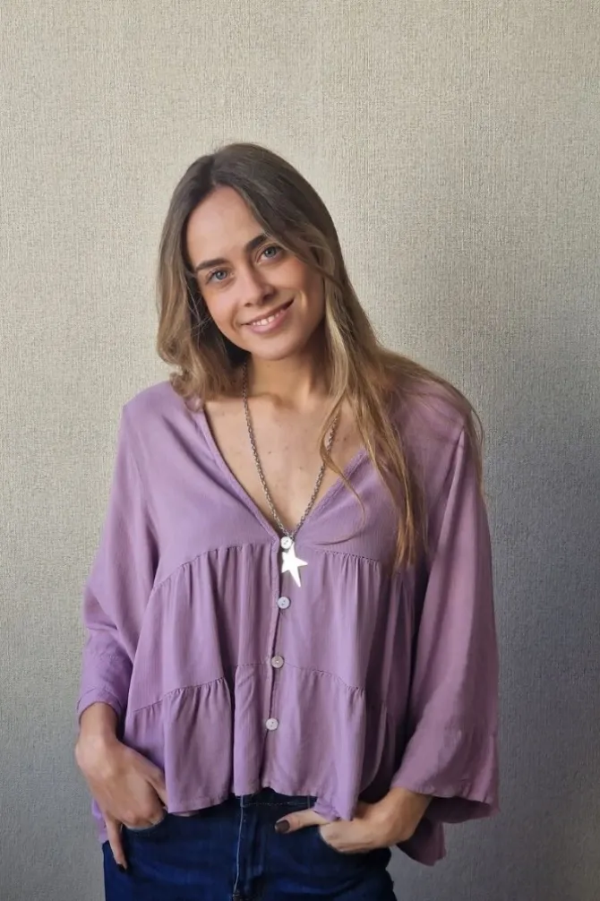 Blusa cuello pico con cortes lila