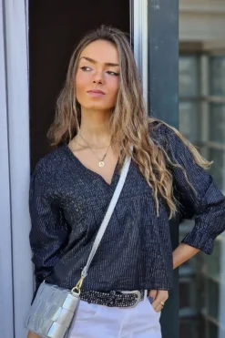 Blusa cuello pico con detalle hilo lurex negra