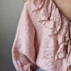 Blusa cuello pico con volantes rosa