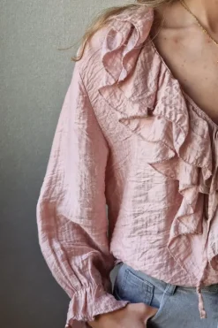 Blusa cuello pico con volantes rosa