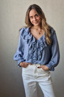 Blusa cuello pico con volantes azul jean