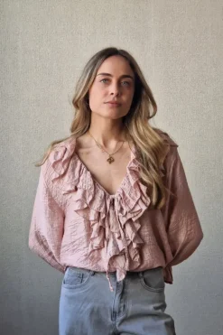 Blusa cuello pico con volantes rosa