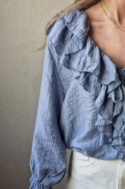 Blusa cuello pico con volantes azul jean