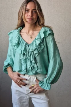 Blusa cuello pico con volantes verde mint