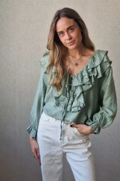 Blusa cuello pico con volantes verde militar
