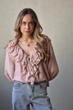 Blusa cuello pico con volantes rosa